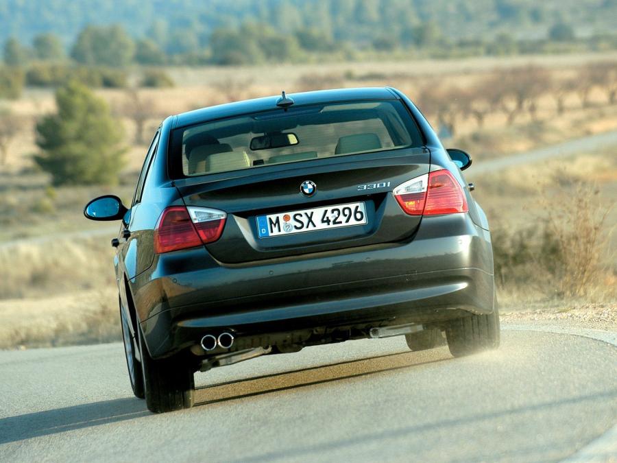  BMW 330i Sedan 2005 года  (фото 8 из 16)